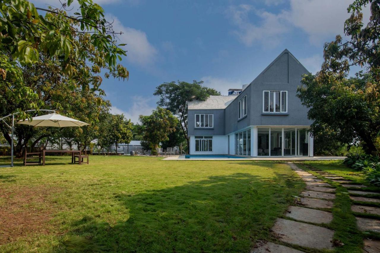 Twilight Grove By Stayvista - Pool- View Villa With Manicured Lawn, Contemporary Interiors & Home Theatre Karjat Exterior foto